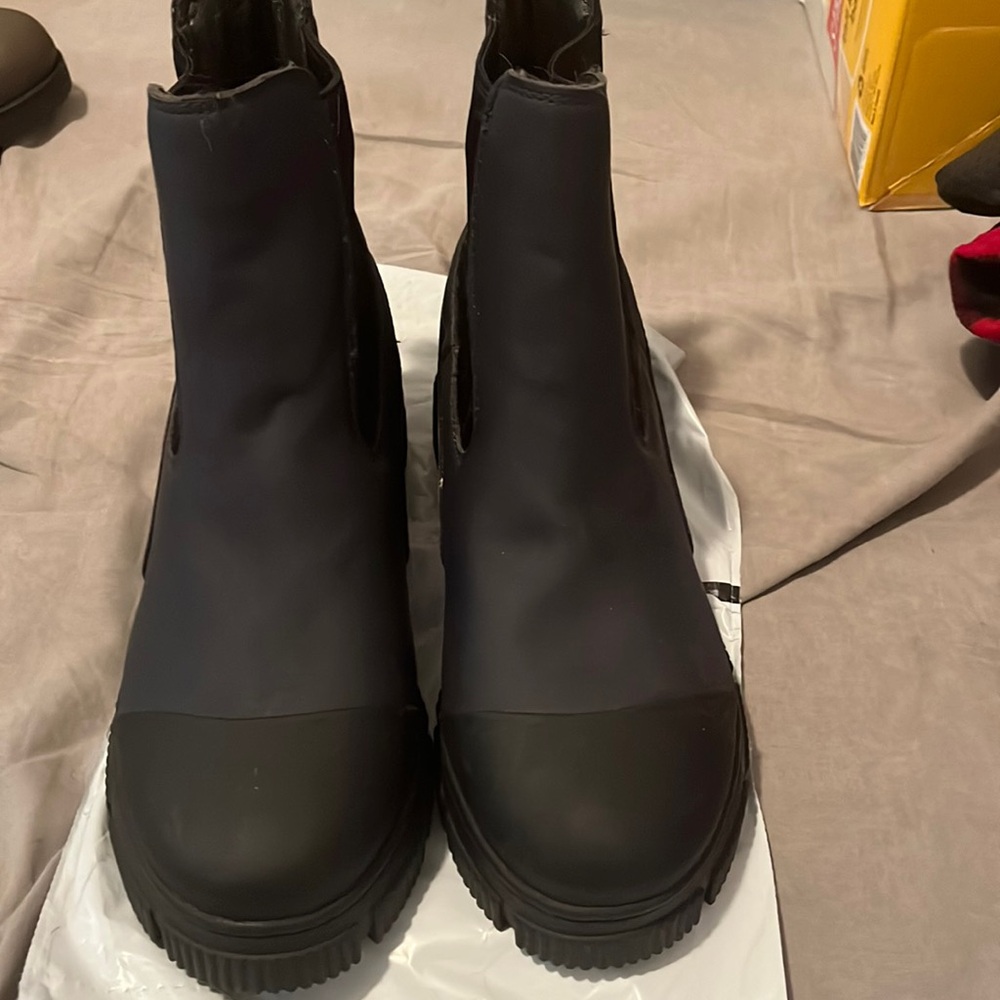 Navy blue and grey heeled waterproof boot